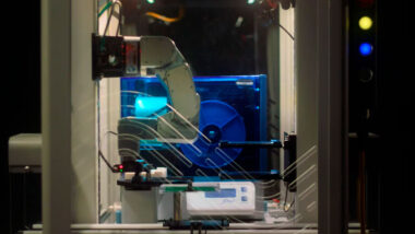 Equipamentos robóticos comandados pelo ChatGPT realizaram mais de 36 mil experimentos. Imagem referente a matéria