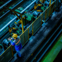 Indústrias brasileiras cruzam a fronteira e ampliam produção no Paraguai para fugir de impostos Indústria brasileira amplia produção no Paraguai em busca de menos impostos e energia barata.