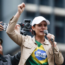 Michelle Bolsonaro é presidente nacional do PL Mulher e tem percorrido o país em nome das articulações pelas chapas em cada estado. Flávio precifica sua pré-candidatura ao Senado. Imagem referente a matéria