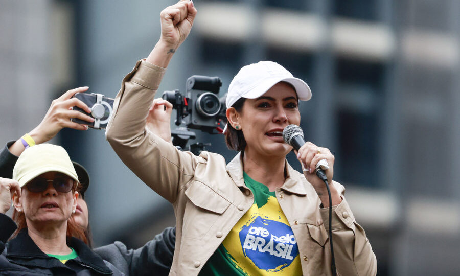 Flávio Bolsonaro cita Michelle como pré-candidata ao Senado no DF