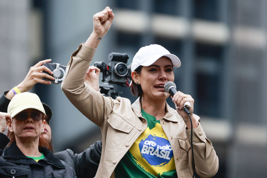 Michelle Bolsonaro é presidente nacional do PL Mulher e tem percorrido o país em nome das articulações pelas chapas em cada estado. Flávio precifica sua pré-candidatura ao Senado.