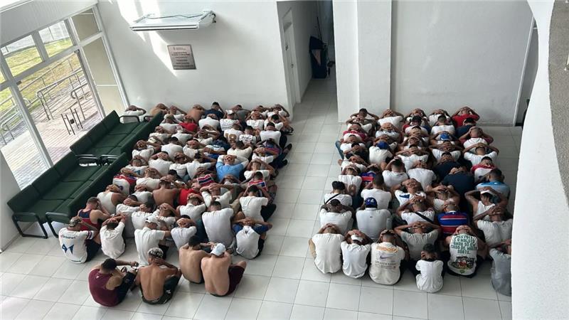 Pelo menos 360 pessoas foram presas ou detidas pela PM no dia da confusão, entre adultos e menores de idade. Os torcedores foram presos por associação criminosa, corrupção de menores, lesão corporal, desacato, desobediência, resistência e tumulto.