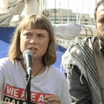 Greta Thunberg, ao lado do brasileiro Thiago Ávila, logo antes de partir com flotilha rumo a Gaza em agosto de 2025. Imagem referente a matéria