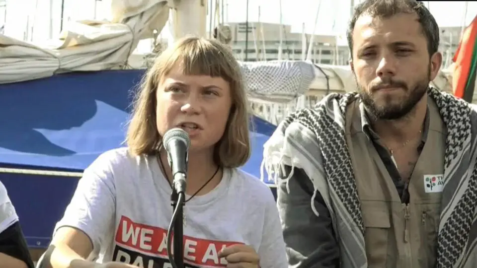 Greta Thunberg, ao lado do brasileiro Thiago Ávila, logo antes de partir com flotilha rumo a Gaza em agosto de 2025.