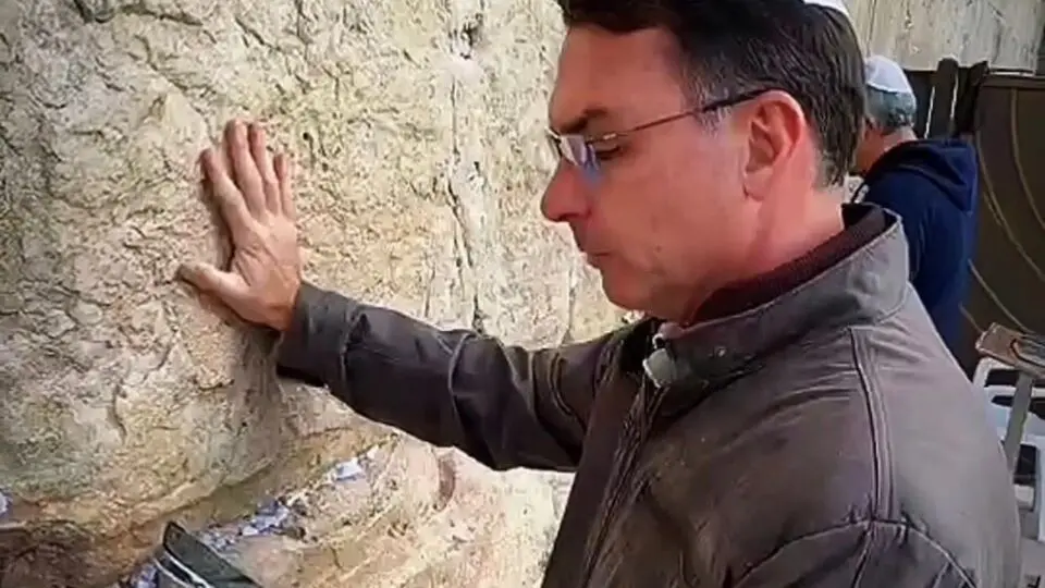 O senador Flávio Bolsonaro ora no Muro das Lamentações, em Jerusalém, durante agenda internacional.