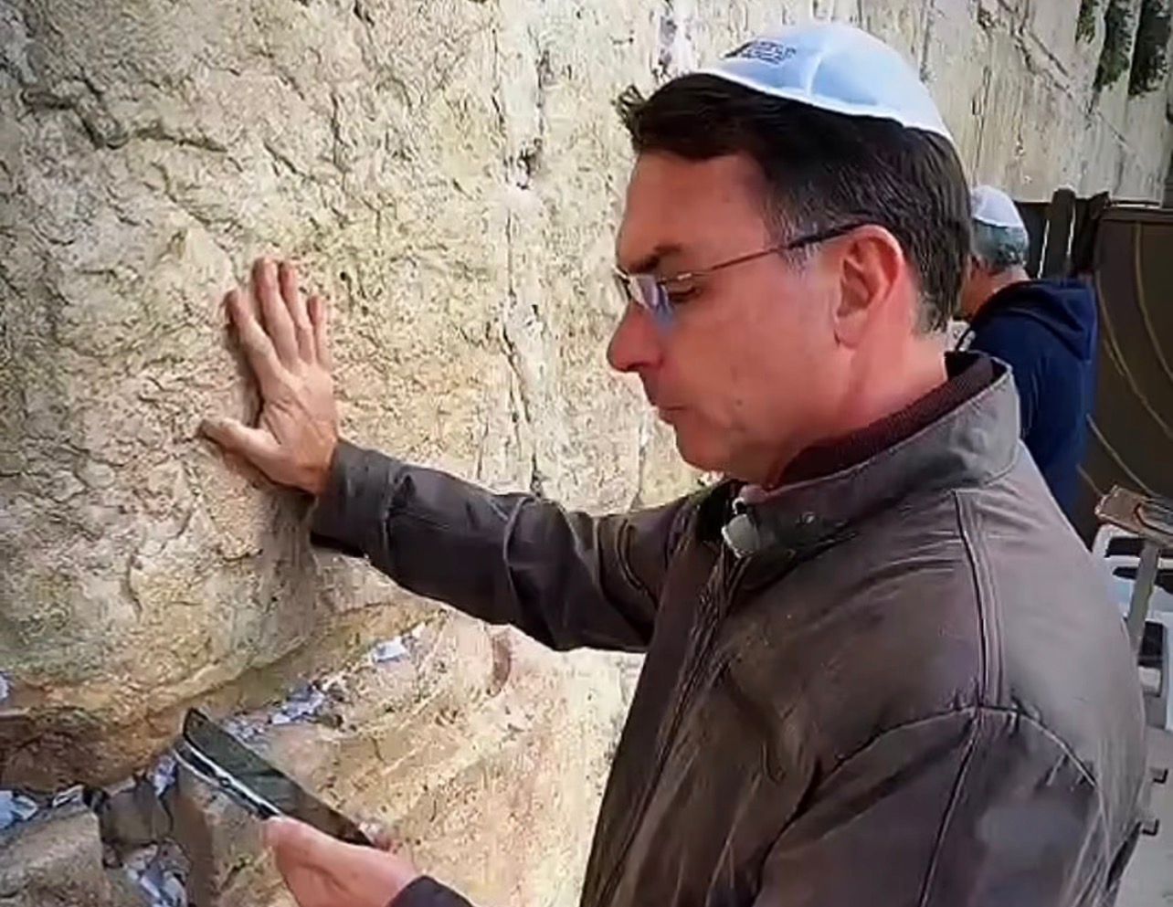 O senador Flávio Bolsonaro ora no Muro das Lamentações, em Jerusalém, durante agenda internacional.