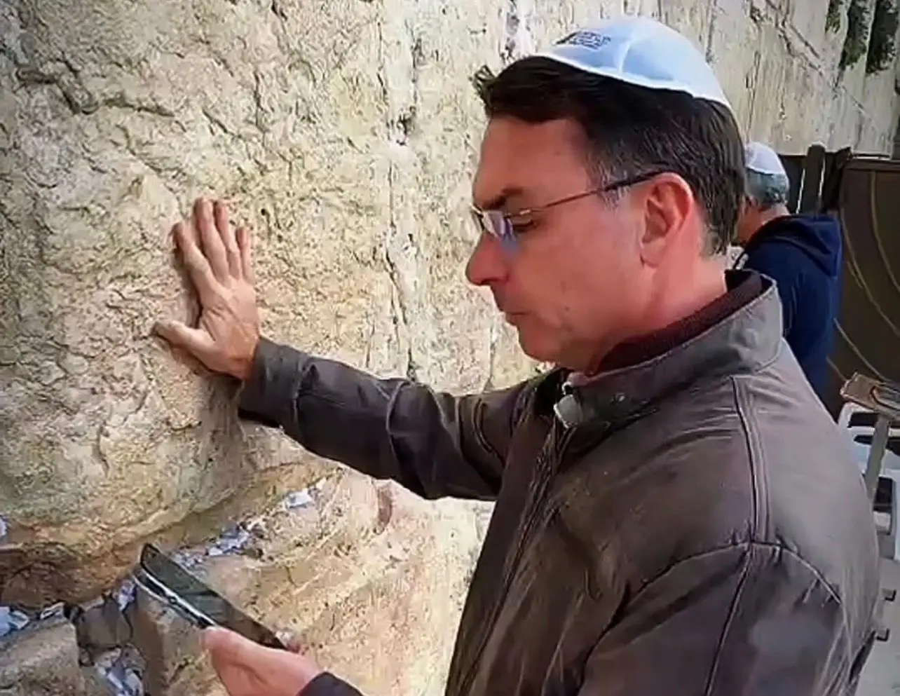 O senador Flávio Bolsonaro ora no Muro das Lamentações, em Jerusalém, durante agenda internacional.