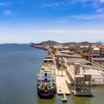 Investimentos de R$ 6,4 bilhões consolidam a infraestrutura portuária do Paraná, ampliam o calado de Paranaguá e elevam a capacidade dos navios para até 125 mil toneladas. Imagem referente a matéria