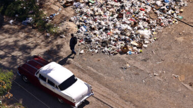 Acúmulo de lixo em rua de Havana: escassez de serviços básicos é parte da maior crise socioeconômica em Cuba desde o início do regime castrista Imagem referente a matéria
