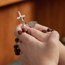 Os fiéis estão mais atentos e críticos — e isso incomoda aqueles que confundem o Evangelho de Cristo com um projeto ideológico. Imagem referente a matéria