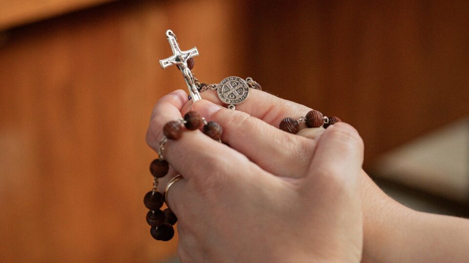 Os católicos estão acordando e incomodando “padres” militantes