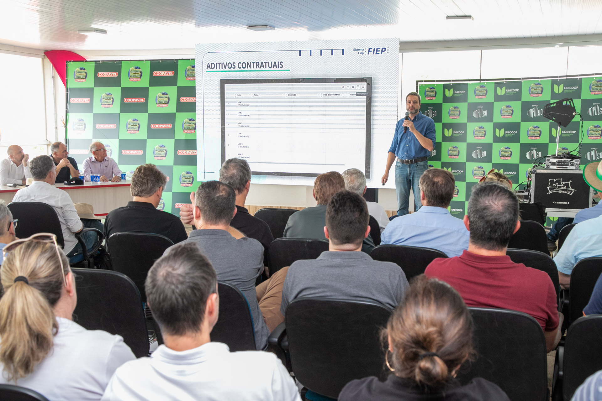 Representantes da Copel participam do evento Infraestrutura e Logística do Oeste do Paraná, ouvindo demandas e discutindo soluções para o desenvolvimento energético da região.