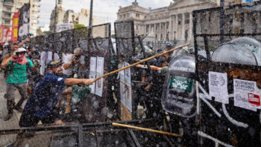 Argentina registrou protestos violentos contra a reforma trabalhista que foi aprovada nesta semana no Senado. Imagem referente a matéria