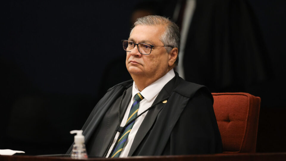Pressionado, Dino levanta sigilo sobre operação que avançou sobre fonte de jornalista no MA