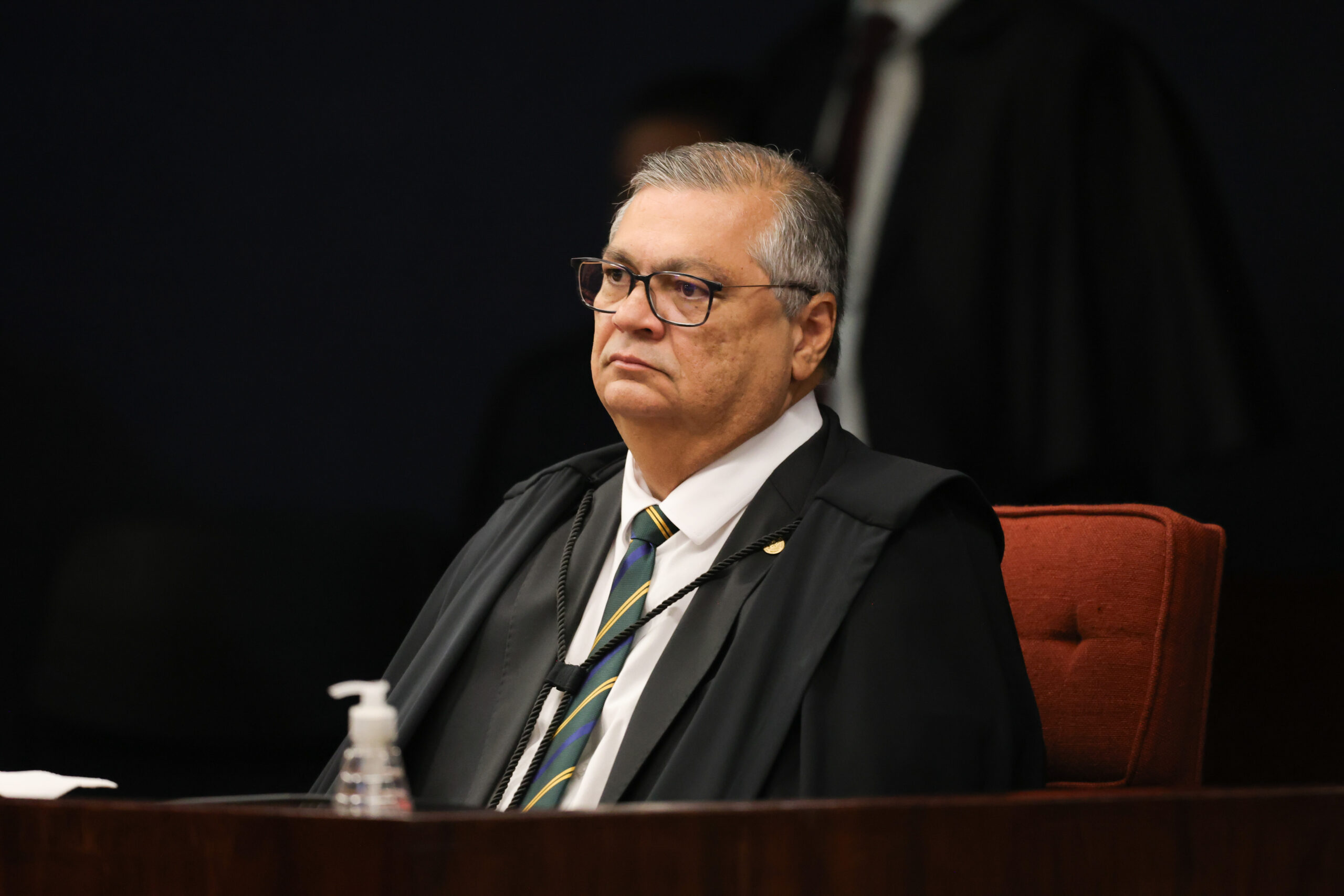 Pressionado, Dino levanta sigilo sobre operação que avançou sobre fonte de jornalista no MA