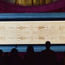 O Sudário de Turim é visto por fiéis e curiosos durante exibição pública em 2015. Imagem referente a matéria