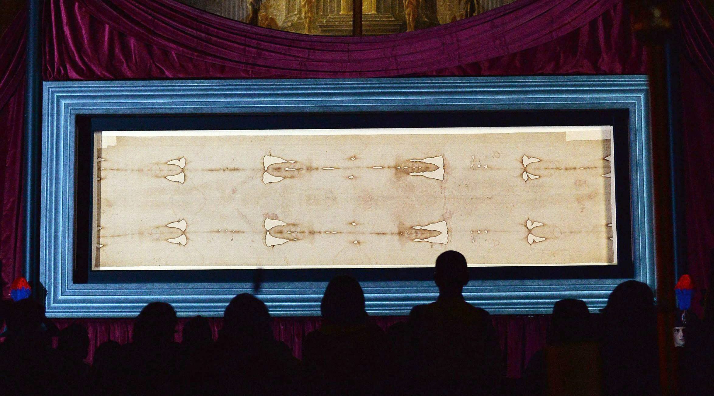 O Sudário de Turim é visto por fiéis e curiosos durante exibição pública em 2015.