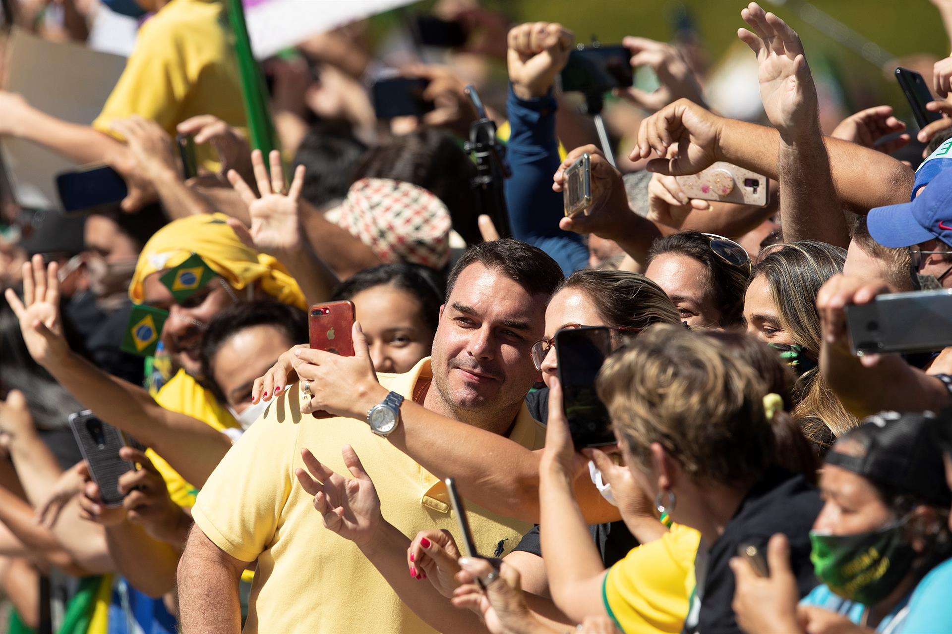 Consolidado, Flávio Bolsonaro abre batalha de rejeição contra Lula