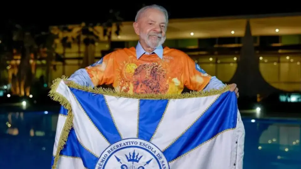 O presidente Lula com o estandarte da escola Acadêmicos de Niterói.