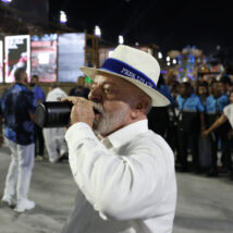 Presidente Lula desceu à Sapucaí para cumprimentar integrantes da escola de samba que o homenagearam