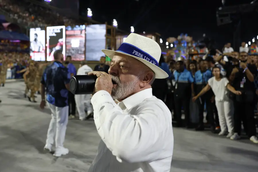 Presidente Lula desceu à Sapucaí para cumprimentar integrantes da escola de samba que o homenagearam