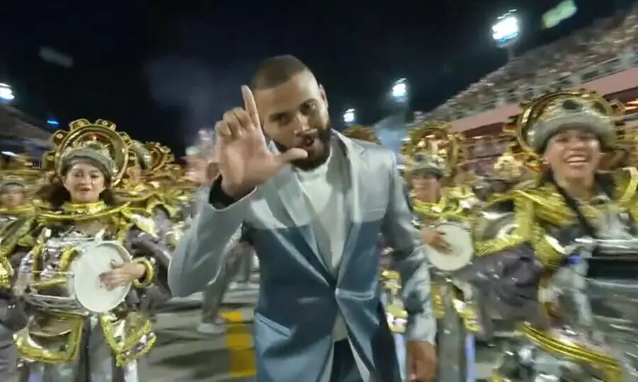 Diretor da escola de samba Acadêmicos de Niterói faz o L, marca de campanha de Lula. Reprodução / Transmissão do carnaval Rede Globo