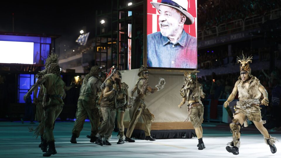 O samba da imoralidade totalitária