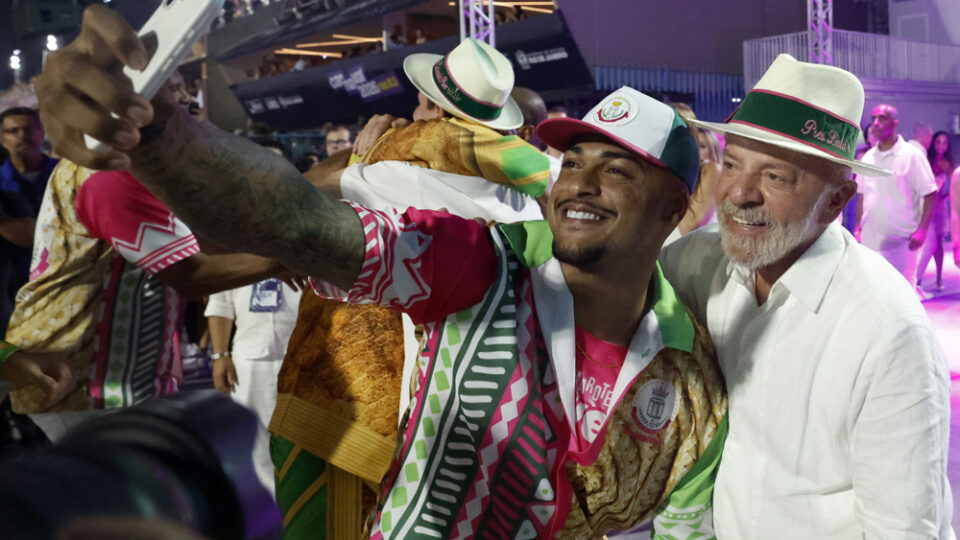 Críticas, ações no TSE e pedido de inelegibilidade: direita reage a desfile sobre Lula