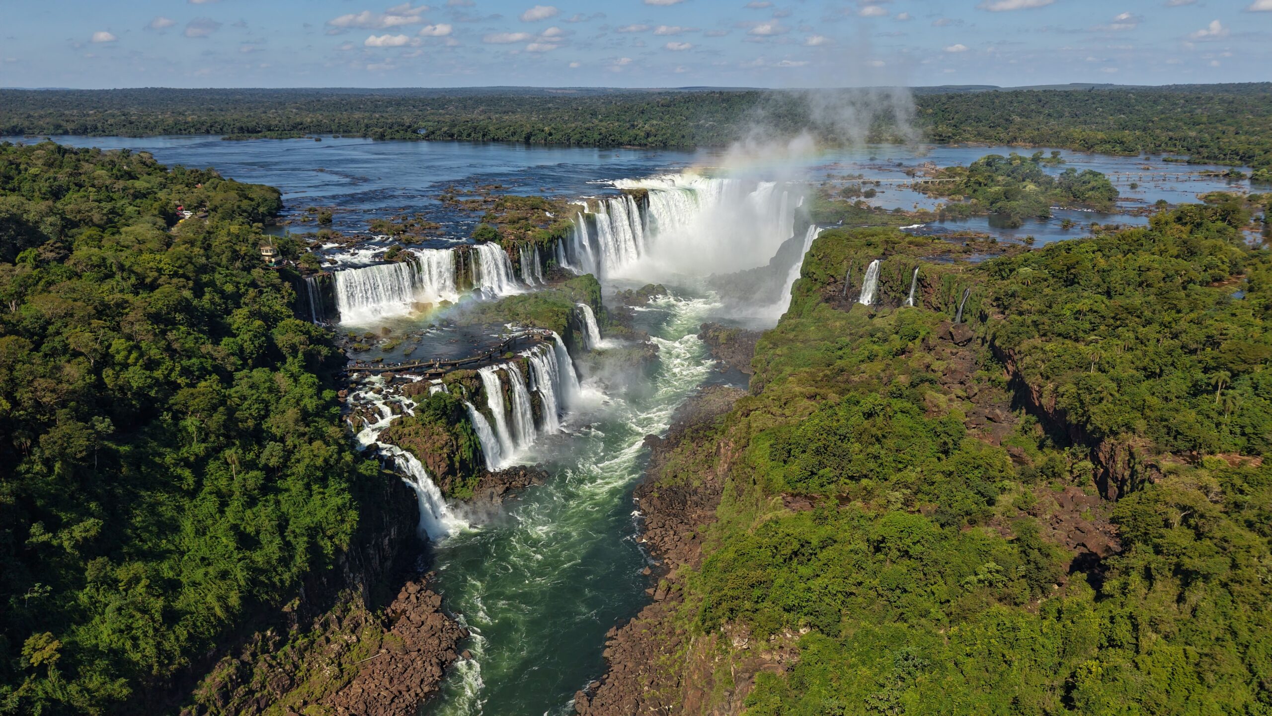 Vista aérea das Cataratas do Iguaçu, principal atração do Parque Nacional do Iguaçu, que agora conta com novas trilhas, ciclovia e experiências de astroturismo.
