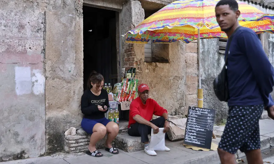 Cubanos vendem produtos em calçada na cidade de Matanzas, a 100 km de Havana. EFE / Ernesto Mastrascusa