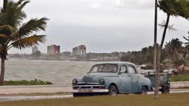Carro antigo puxa carretinha em rua de Matanzas, cidade a 100 km de Havana