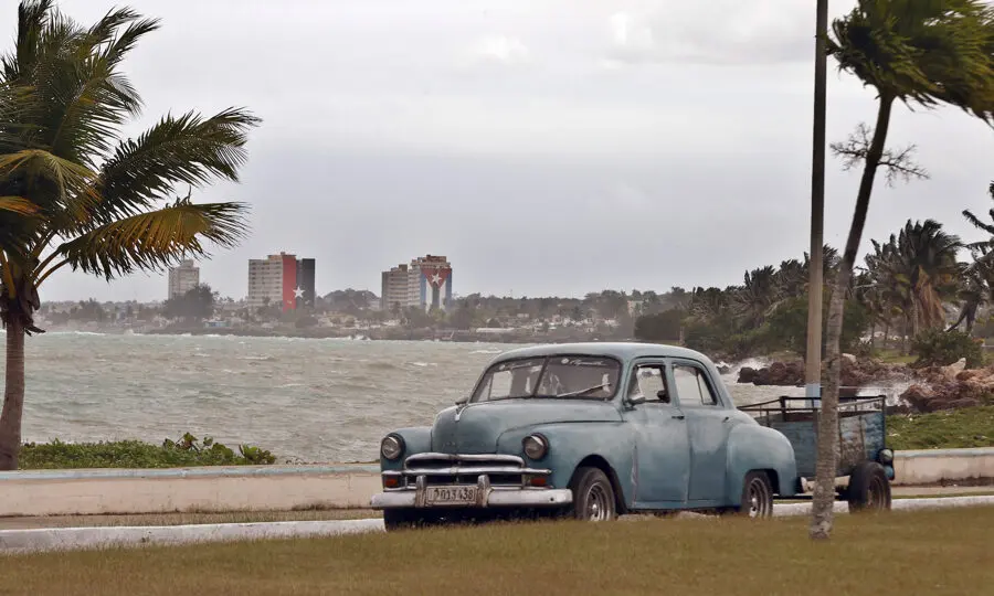 Carro antigo puxa carretinha em rua de Matanzas, cidade a 100 km de Havana
