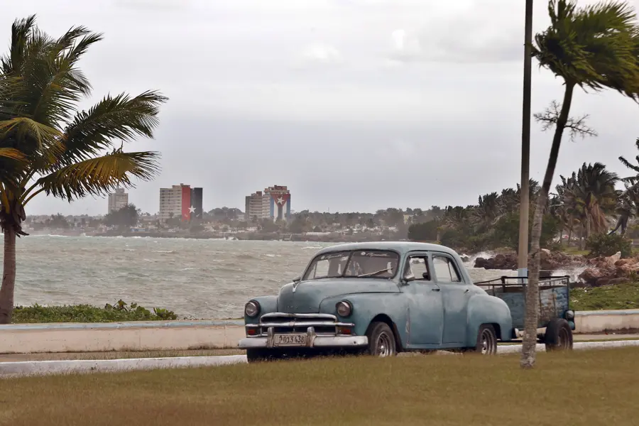 Carro antigo puxa carretinha em rua de Matanzas, cidade a 100 km de Havana