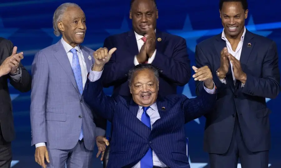 Ativista dos direitos civis, Jesse Jackson (ao centro), morreu aos 84 anos em Chicago