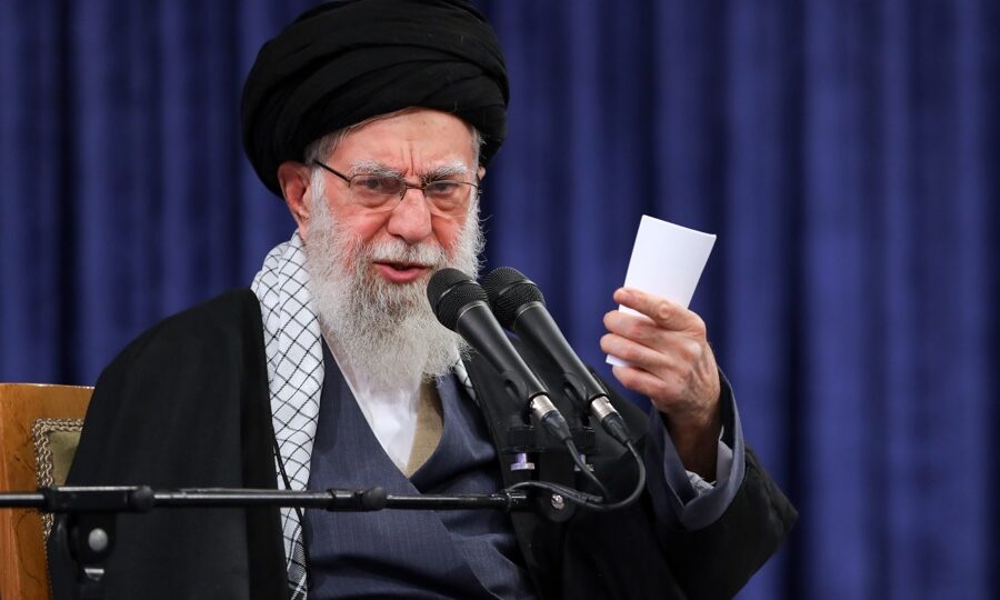 Em meio a negociações, Khamenei ameaça afundar porta-aviões dos EUA