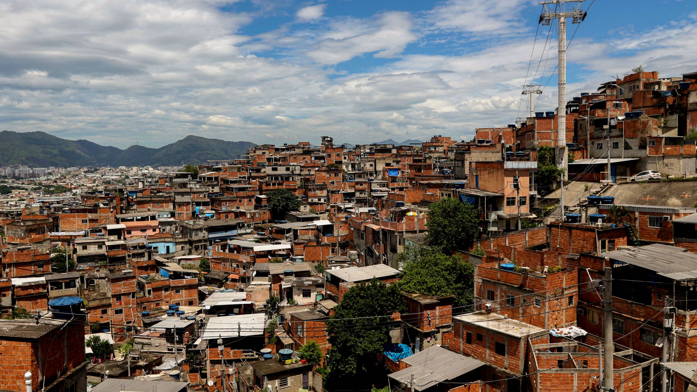 Favelas do Complexo do Alemão, no Rio: texto-base da Campanha da Fraternidade omite reinado de terror do crime organizado sobre favelas.