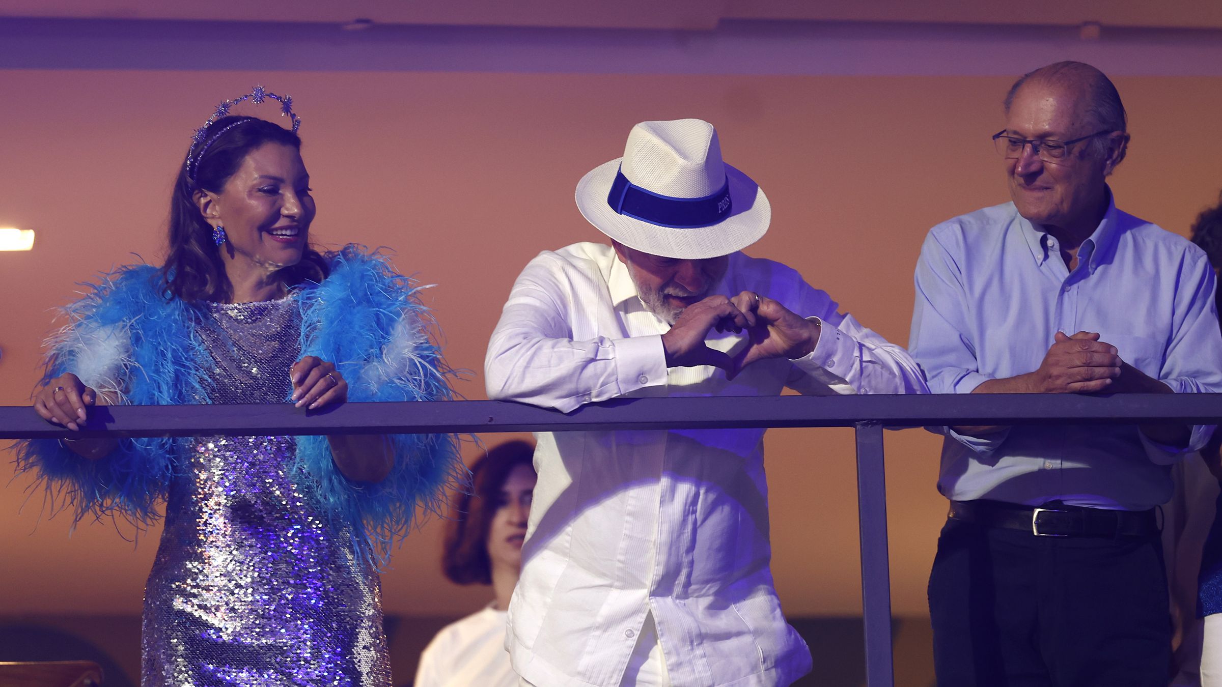 Janja, Lula e Geraldo Alckmin assistem ao desfile de escolas de samba no Rio: primeira-dama e ministros não desfilaram para evitar questionamentos na Justiça Eleitoral.