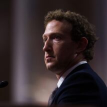 Mark Zuckerberg em depoimento ao Senado dos Estados Unidos, em janeiro de 2024. Imagem referente a matéria