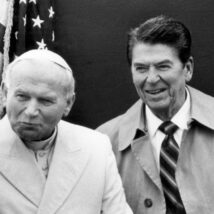 Ronald Reagan ao lado do papa João Paulo II em visita ao Alasca, em 1984. Imagem referente a matéria