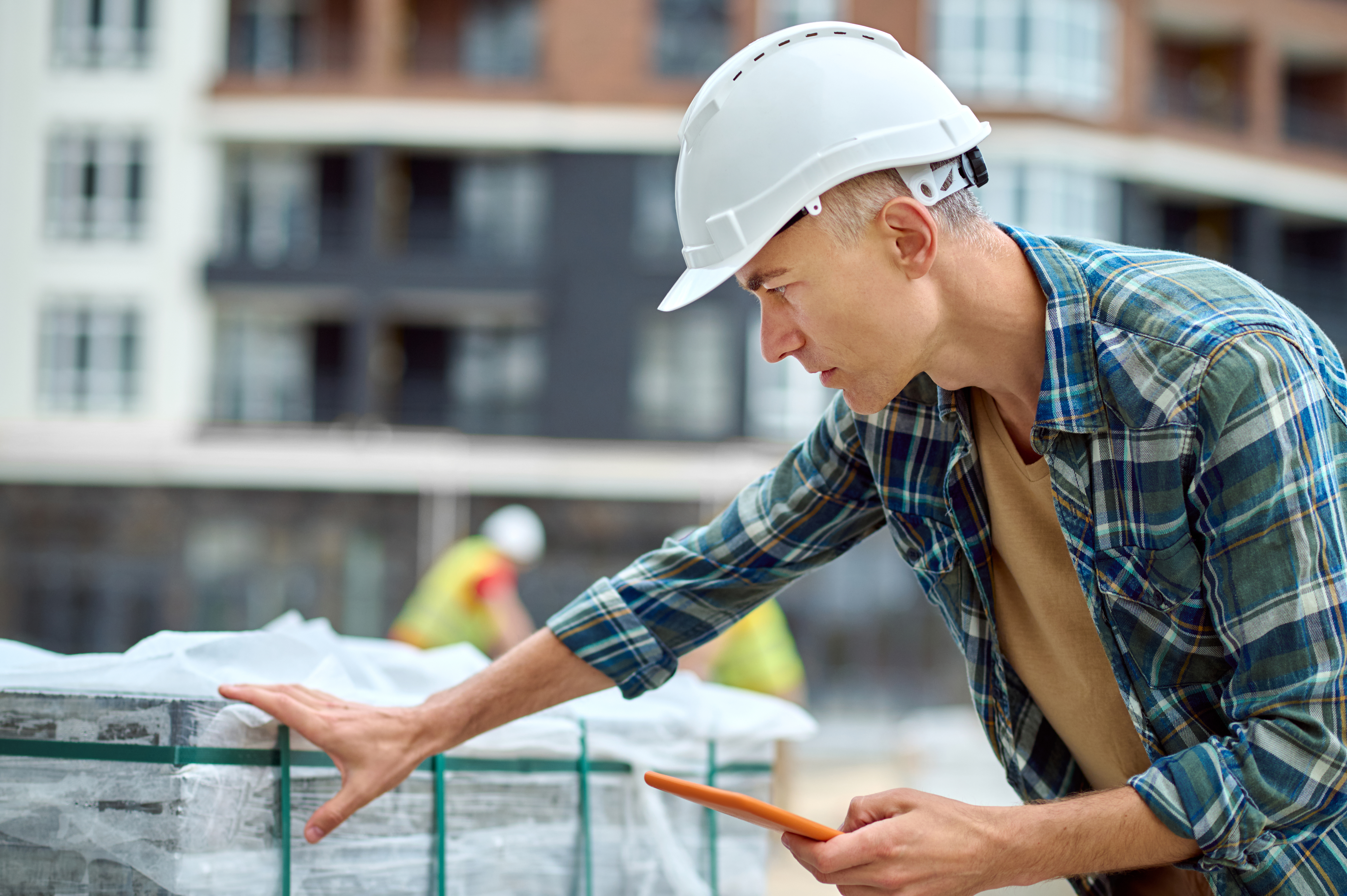 Engenheiro avalia especificações e qualidade dos materiais antes da compra, reforçando a importância de decisões técnicas para reduzir riscos, evitar retrabalho e garantir eficiência na obra.