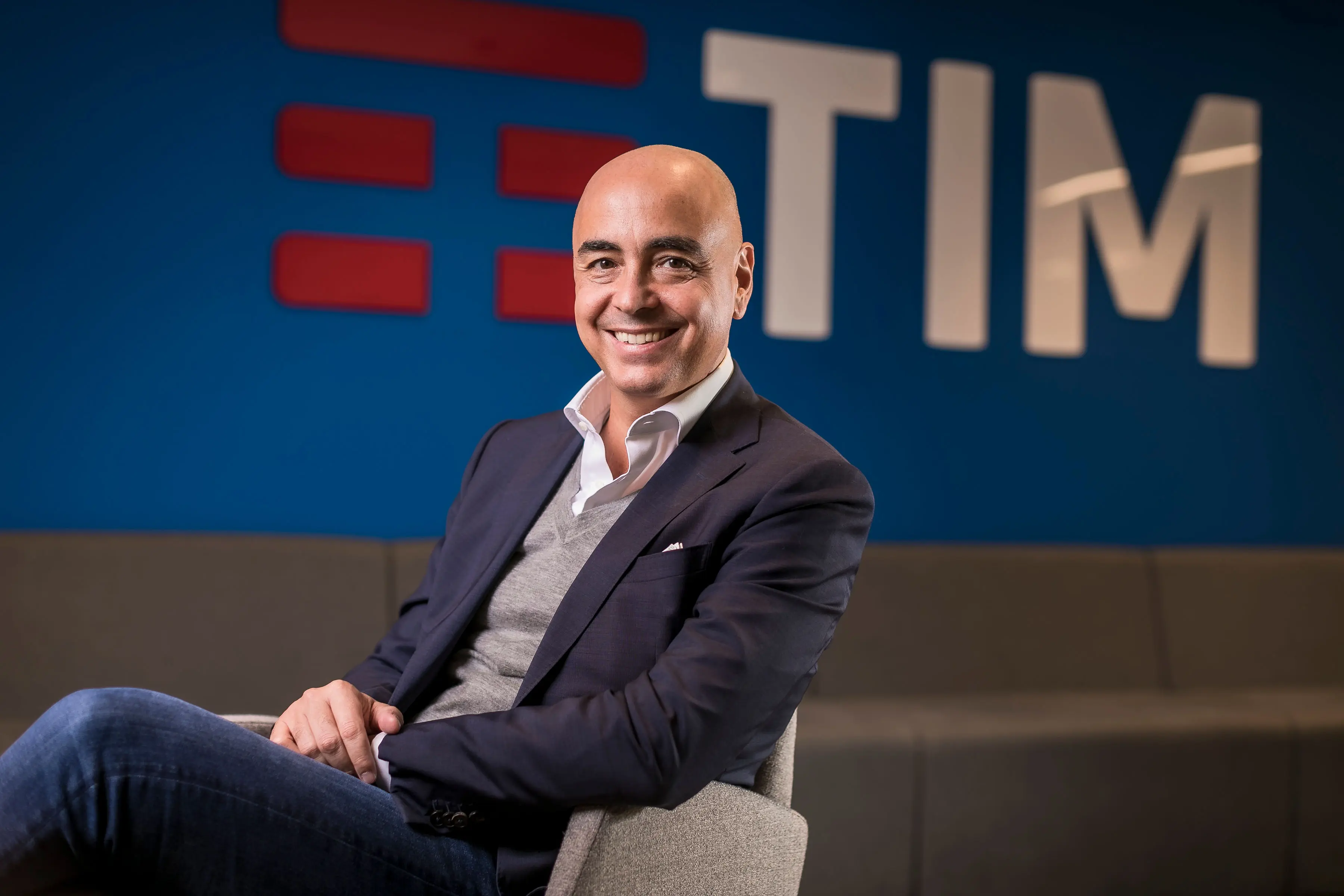 Alberto Griselli, CEO da TIM Brasil, lidera movimento estratégico para ampliar a atuação da companhia em fibra óptica e fortalecer a expansão da banda larga no país.