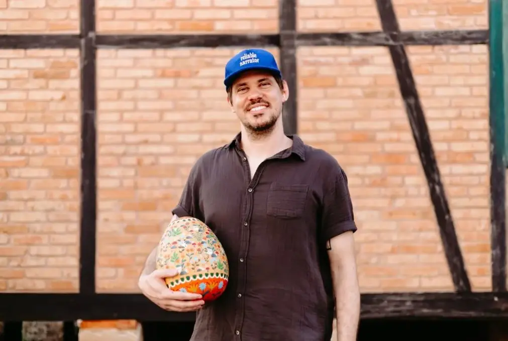 Guilherme Karsten, escritor e ilustrador, é o artista por trás da arte do maior ovo decorado do mundo de 2026