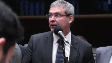Deputado reclama de adesivos que expressam apoio a Flávio no Nordeste, reduto eleitoral tradicionalmente associado ao PT