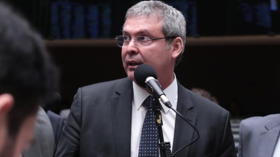 Lindbergh Farias aciona TSE contra Flávio Bolsonaro por suposta propaganda antecipada