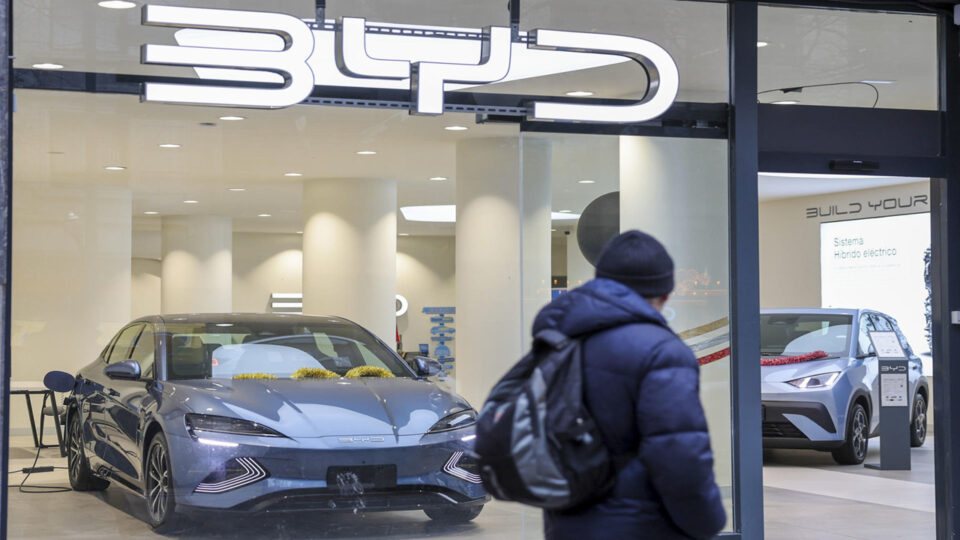 Polônia proíbe entrada de carros da China em bases militares por risco de espionagem