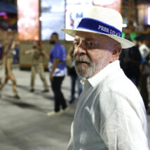 Acadêmicos de Niterói é rebaixada no Carnaval do Rio com homenagem a Lula Acadêmicos de Niterói é rebaixada no Carnaval do Rio com homenagem a Lula