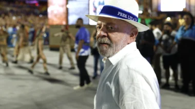 Acadêmicos de Niterói é rebaixada no Carnaval do Rio com homenagem a Lula