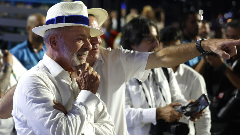 Direita comenta queda de escola que homenageou Lula na Sapucaí: “Brasil de bem comemora”