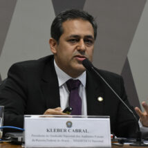 Presidente de associação de auditores critica STF por medidas contra servidores da Receita Federal.