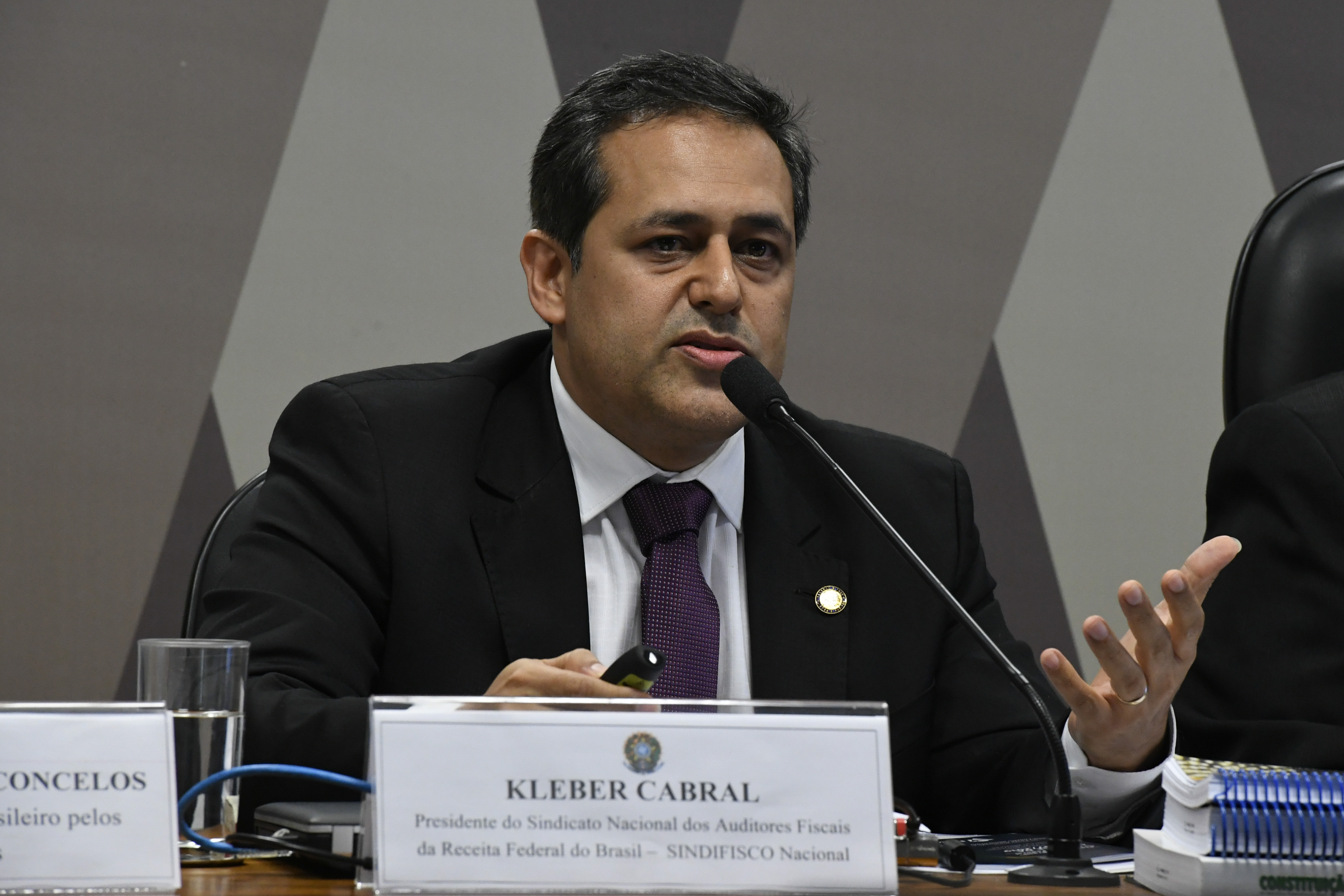 Kleber Cabral, presidente de associação de auditores, criticou o STF por medidas contra servidores da Receita Federal.